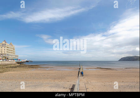 Plage de Llandudno avec Le Grand Hôtel et jetée de Llandudno (à gauche) sur la mer d'Irlande, Gwynedd, au nord du Pays de Galles, Royaume-Uni. Banque D'Images