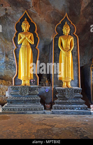 Statues de Bouddha dans la cave temple Wat Tham Suwan Khuha, Phang Nga, Thaïlande Banque D'Images