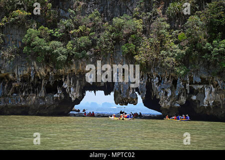 Les touristes explorant les roches calcaires érodés avec des canoës dans la baie de Phang Nga, Ao Phang Nga Marine National Park, Thaïlande Banque D'Images