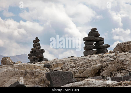 Des pierres sur l'Iceline Traill à Yoho National Park ont été attachés par des randonneurs dans les formes de l'inukshuk, un amérindien représentation des personnes. Banque D'Images