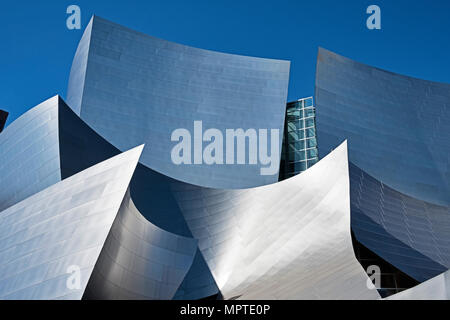 LOS ANGELES, États-Unis - le 5 mars 2018 : l'Orchestre Philharmonique de Walt Disney Concert Hall, conçu par Frank Gehry est un monument de l'architecture moderne à Los Angeles. Banque D'Images