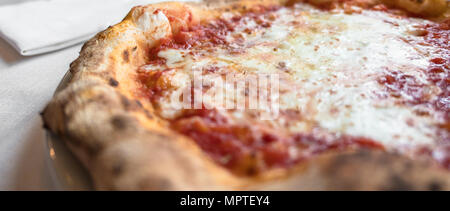 Pizza Margherita, plaque typiquement italien. Dans l'arrière-plan une élégante nappe blanche. Banque D'Images