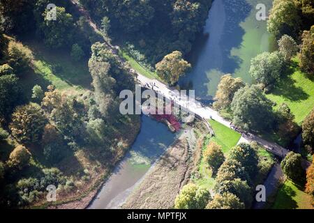 Pont Cascade et Weir, Yorkshire Sculpture Park, Bretton Hall, Wakefield, 2015. Artiste : Dave MacLeod. Banque D'Images