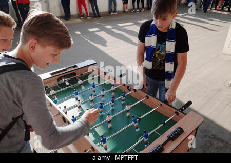 MINSK, BELARUS - 23 MAI 2018 : peu de fans joue soccer sur table avant le match de football Premier League biélorusse entre Dinamo Minsk et FC Bate Banque D'Images