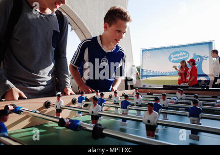 MINSK, BELARUS - 23 MAI 2018 : peu de fans joue soccer sur table avant le match de football Premier League biélorusse entre Dinamo Minsk et FC Bate Banque D'Images