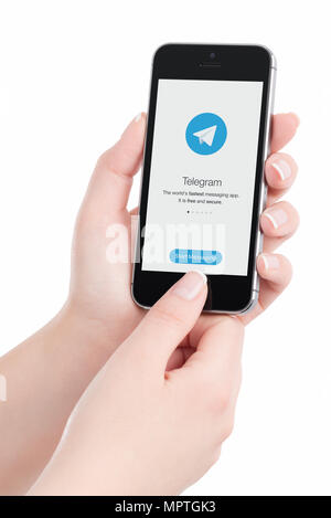 Telegram messenger sur l'écran de l'iPhone en mains femme. Banque D'Images