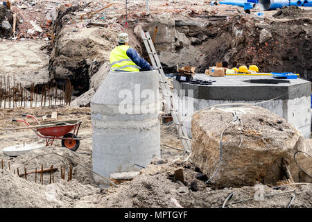 L'installation d'égout sanitaire au cours de la reconstruction de la rue. Banque D'Images