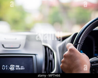 Pilote libre mains tenant le volant lors de la conduite sur route. Banque D'Images