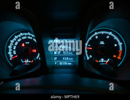 Gros plan de l'indicateur de vitesse et de l'intérieur console voiture moderne. Banque D'Images