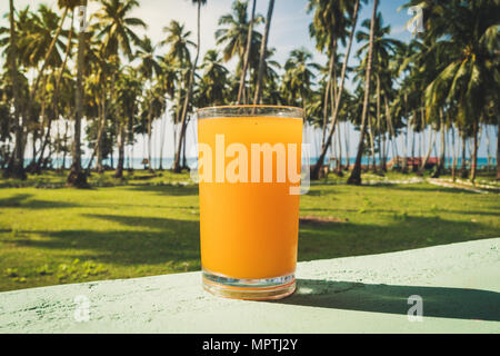 Cocktail glacé à l'Abricot sur tableau avec fond de plage, l'été, concept fruits frais. belle île tropicale paysage. Sur l'arrière-plan de la paume Banque D'Images