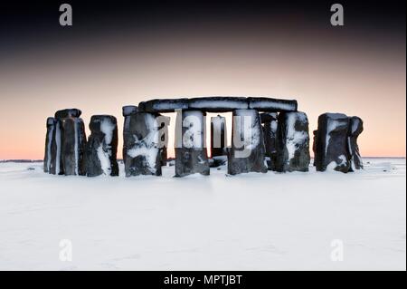 Stonehenge, Wiltshire, dans la neige, c2015. Artiste : James O Davies. Banque D'Images