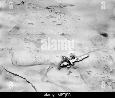 Épave d'un Douglas A-26B Invader bombardier léger à Warton Bank, Lancashire, 1948. Artiste : Aerofilms. Banque D'Images