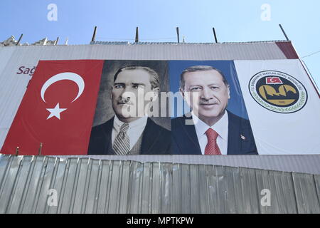 Istanbul, Turquie. Campagne électorale pour les élections du 24 juin 2018. Affiche avec Mustafa Kemal Pasha et Recep Tayyip Erdogan Banque D'Images