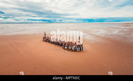 Drone aérien vol au dessus de la jetée à Lytham St Annes Beach, Lancashire, England, UK Banque D'Images