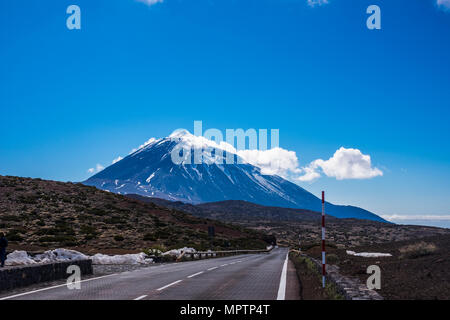 Journée d'hiver enneigée avec longue ligne droite route d'El Teide à Tenerife Vulcan. Asphalte et travel concept dans des endroits wanderlust Banque D'Images