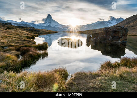 Coucher du soleil à Cervin avec reflet dans Stellilake en fin d'après-midi Banque D'Images