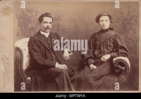 1905 Edwardian Newmarket Carte du Cabinet d'un couple de la sacristie. Ardwick supérieur, Manchester Banque D'Images