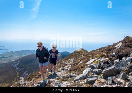 Hill promeneurs sur Sliabh Liag, Slieve League ou une montagne Slieve Liag, sur la côte atlantique du comté de Donegal, Irlande. Banque D'Images