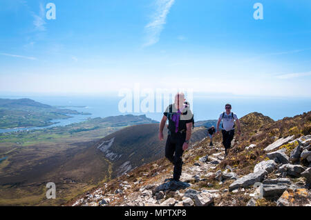 Hill promeneurs sur Sliabh Liag, Slieve League ou une montagne Slieve Liag, sur la côte atlantique du comté de Donegal, Irlande. Banque D'Images