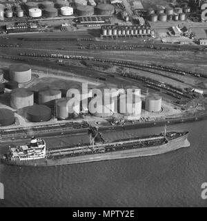 "Navire-citerne Esso Portsmouth' à la raffinerie Shell Haven, Thames Haven, Thurrock, Essex, 1967. Artiste : Aerofilms. Banque D'Images