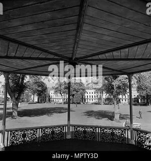 Kiosque à musique à Montpellier Jardins, Cheltenham, Gloucestershire, 1971. Artiste : John Gay. Banque D'Images