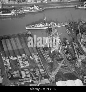 Le HMS 'Loch Dunvegan" amarré à l'Albion Arsenal, Bristol, 1955. Artiste : Aerofilms. Banque D'Images