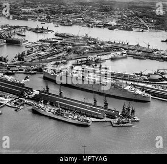 'RMS Queen Mary' dans Ocean Dock, Southampton, Hampshire, 1946. Artiste : Aerofilms. Banque D'Images