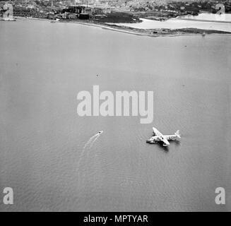 Courte S26 flying boat 'Golden Hind" (G-l'ICDA) à l'ancre dans le port de Poole, Dorset, 1946. Artiste : Aerofilms. Banque D'Images