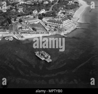 Le traversier de Studland en cours dans la bouche de port de Poole, Sandbanks, Dorset, 1947. Artiste : Aerofilms. Banque D'Images