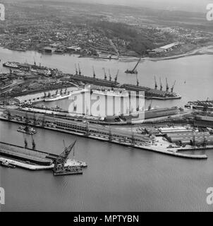 L'impératrice et Ocean Docks, Southampton, Hampshire, 1961. Artiste : Aerofilms. Banque D'Images