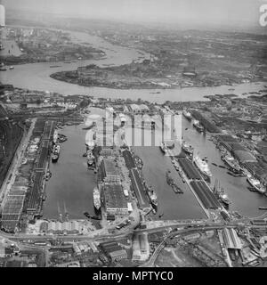 West India Docks, Tower Hamlets, London, 1964. Artiste : Aerofilms. Banque D'Images