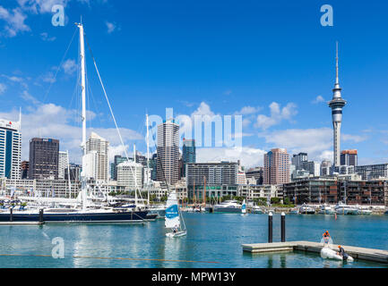 New Zealand Auckland Nouvelle zélande île du nord Auckland Sky Tower derrière Viaduct Harbour area Auckland New Zealand North Island waterfront area nz Banque D'Images