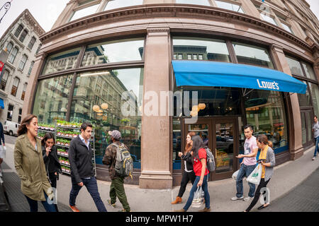 Une urbaine Lowe's home improvement store à New York le mardi, 22 mai, 2018. Lowe's est la deuxième plus grande chaîne après l'amélioration de Home Depot. (Â© Richard B. Levine) Banque D'Images