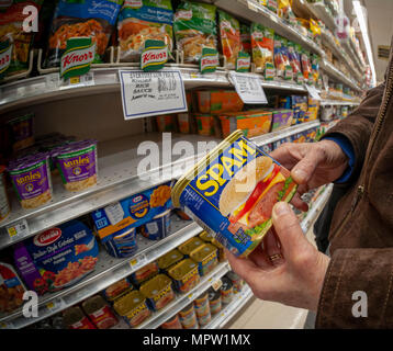 Un client choisit un peut de Spam par Hormel Foods dans un supermarché de New York le mardi, 22 mai, 2018. Hormel Foods doit publier ses résultats le 24 mai avant la cloche. (© Richard B. Levine) Banque D'Images