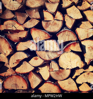 Pile de grumes de bouleau. Tonique photo. Barres de bois. Bois Bois matériau de construction. Campagne russe. Banque D'Images