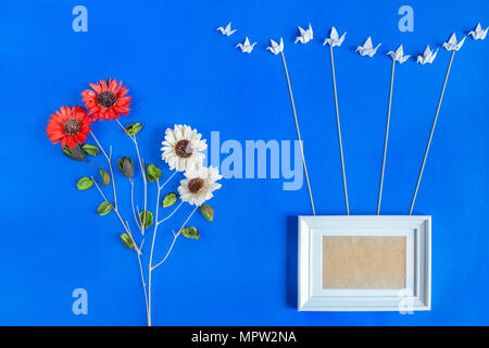 Cadre photo blanc pour picturu ou photo de groupe avec l'harmonie d'oiseaux châssis suspendu avec une corde , décoration de fleurs séchées Banque D'Images