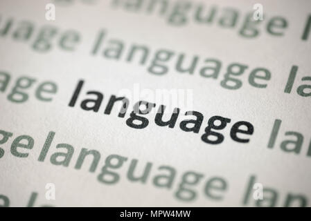 Langue de texte imprimé sur papier blanc macro Banque D'Images