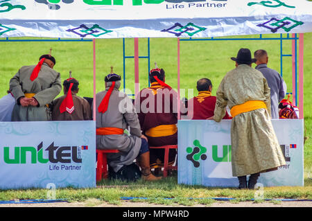 Oulan-bator, Mongolie - Juillet 11, 2010 : Les fonctionnaires habillés en deel traditionnel au Naadam Cérémonie d'Oulan-Bator en capital. Banque D'Images