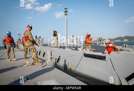 POHANG, République de Corée (15 avril 2017) - Les marins du Bataillon de construction 1 amphibie et les soldats attachés à 331e compagnie de transport travail à moor l'amélioration d'allège causeway marine à l'Armée de Ferry Pier Trident pendant le fonctionnement de l'exercice Pacific Reach (2017 OPRex17). OPRex17 est un événement de formation bilatérale conçu pour garantir l'état de préparation et de soutenir la République de Corée et les États-Unis En exerçant l'Alliance d'un domaine Distribution Center (ADC), un point d'alimentation en air Terminal (ATSP), combiné au cours de logistique commune-la-Rive (CJLOTS), et l'utilisation du rail, voies navigables intérieures, côtières et de valider les opérations de levage Banque D'Images