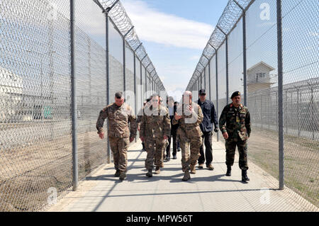 Le Major-général Neil Thurgood, commandant adjoint du Commandement de la transition conjointe de la sécurité - Afghanistan, visite le Centre de détention Prison nationale afghane - Parwan au sein d'une équipe de soutien résolu. (U.S. Photo de la marine par le lieutenant J.G. Egdanis Torres Sierra, Combined Security Transition Command CSTC-A) Affaires publiques Banque D'Images