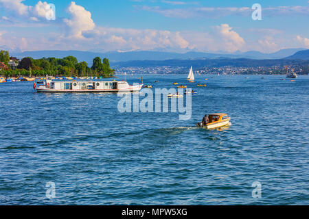 Zurich, Suisse - 11 mai 2018 : le lac de Zurich, les sommets des Alpes en arrière-plan, vue de la ville de Zurich. Le lac de Zurich est un lac en Suisse Banque D'Images