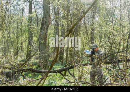 La CPS. Christopher Moreno, 45e Infantry Brigade Combat Team Soldat de Ames, Iowa et un étudiant dans le cours de chef de base à la formation de combat de Yavoriv, près de l'viv, Ukraine, utilise une boussole pour tirer un azimut tout en naviguant dans une région très boisée au cours d'un essai de navigation terrestre le 15 avril. (Photo par le Sgt. Anthony Jones, 45th Infantry Brigade Combat Team) Banque D'Images