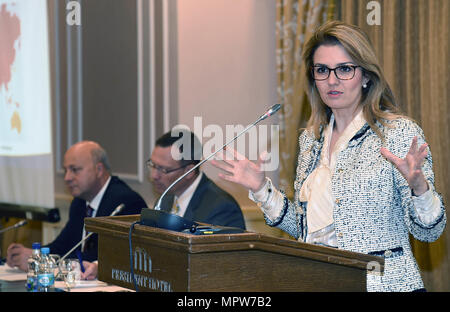 Le Dr Valbona Zeneli, directeur de l'Sea-Eurasia au Programme des non-résidents noirs le George C. Marshall Centre européen d'études de sécurité, parle de conclusions sur la corruption mondiale 11 avril Centre Marshall's Black Sea-Eurasia La lutte contre la corruption dans la région de la Conférence de Kiev, Ukraine. Les autres membres du groupe sont (de gauche) : Le Professeur Joe Vann, directrice des cours Programme du centre Marshall sur la lutte contre la criminalité transnationale organisée (CTOC) et universitaires mènent à ce séminaire ; et, de l'armée américaine Le Colonel Robert Peters CTOC, directeur adjoint. Centre Marshall (photo de Christine Juin) Banque D'Images