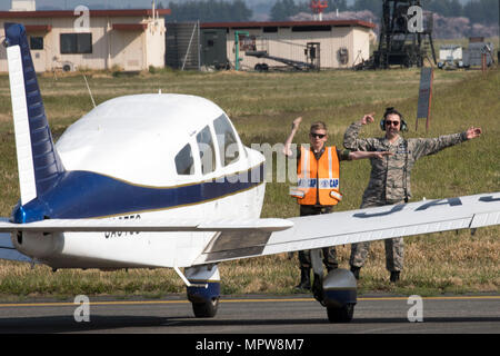 Le lieutenant-colonel Adam Boyd, Civil Air Patrol, commandant de l'AC-103 et maître des cadets de Sgt. Simon Amport, CAP, prévôt des cadets dans un avion civil, à l'atterrissage à Yokota Air Base, au Japon, au cours de la plaine du Kantô Mid-Air Collision Avoidance, Avril 15, 2017. La conférence a rassemblé des pilotes militaires et civils de tout le Japon à se concentrer sur la sécurité des vols et des procédures de vol de base. (U.S. Air Force photo par Yasuo Osakabe) Banque D'Images