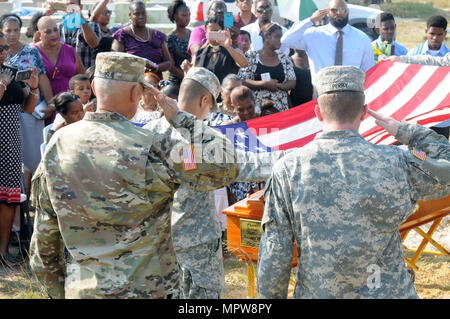 Le Sgt commande. Le major Angel Rivera, un réserviste de Puerto Rico du 210e groupe d'appui régional, conduit un enterrement détail avec au-delà de l'horizon 2017 soldats-Belize dans le rendu rend hommage à Maître retraité Sgt. David Daniel Alexander Pandy Jr., décédé, à un cimetière à Ladyville Belize, le 30 mars 2017. BTH 2017 est un exercice de partenariat américano-Belize englobant trois événements de santé et cinq projets de construction visant à améliorer l'infrastructure de santé et d'éducation des communautés bélizienne. Banque D'Images