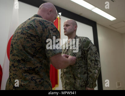 U.S Navy Maître de 1re classe Cole Tankersley, le chef d'entretien avec l'Administration centrale et de l'Escadron, reçoit de la Marine et du Corps des Médaille militaire pour gagner les hauts de marin du Pacifique sur les installations du Marine Corps Marine Corps Air Station Iwakuni, Japon, le 18 avril 2017. Les marins ont concouru parmi leurs pairs dans un uniforme de l'inspection, un test de connaissances et un test de confiance en personne en face de premier maître de Marine Corps Pacifique Installations d'être choisi comme lauréat du conseil. (U.S. Marine Corps photo par Lance Cpl. Jacob A. programme Farbo) Banque D'Images