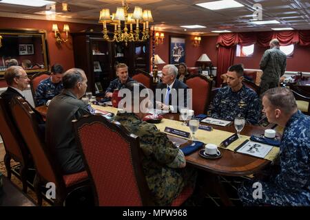 Michael R. Pence (né en 1959) est un homme politique américain qui a été le 48e vice-président des États-Unis de 2017 à 2021. L’image d’archive documente sa rencontre avec des hauts fonctionnaires dans la cabine portuaire du commandant à bord de l’USS Ronald Reagan (CVN 76) à Yokosuka, au Japon, le 19 avril 2017, lors d’une tournée mettant en lumière les alliances et les engagements militaires américains dans la région indo-pacifique. Banque D'Images