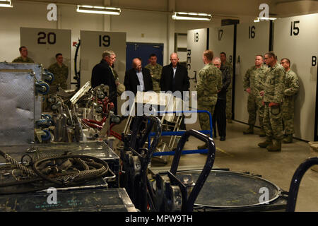 Les membres du Groupe de l'évaluation stratégique indépendante de l'examen des processus d'émission de l'équipement tout en visitant un 90e Escadron de maintenance de l'installation durant leur visite de F.E. Warren Air Force Base, Wyo., le 7 mars 2017. L'équipe d'ISAG bases multiples visites chaque année pour discuter avec les aviateurs des façons d'améliorer la qualité de vie sur la base. C'était la première visite de l'escadre de missiles sur l'ordre du jour de l'ISAG puisqu'elle initie un plan stratégique d'évaluation et d'examen Air Force Global Strike Command operations. (U.S. Air Force photo par Terry Higgins) Banque D'Images