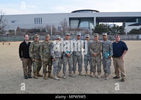 Les chercheurs ERDC posent pour une photo de groupe après l'achèvement de Key Resolve 2017 avec les membres de la 916e FEST-A, le 16 mars 2017 De gauche à droite sont Noah Garfinkle, le LCRE, Sgt. 1re classe Luis Rodriguez, le Capitaine John Lee Membrere-Mercado, 1er lieutenant Mark Guirao, 1er lieutenant Nuttapong Lea, 1er lieutenant Kyle Ramirez, le Major Aaron Takahashi, Capt Seung Yoo, Capt Jesse Jordan et Pat Guertin, le LCRE. (U.S. L'image de l'armée par le 1er Nuttapong Lea) Banque D'Images