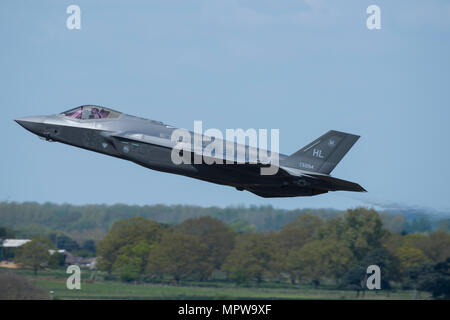 Un U.S. Air Force F-35 Lightning II affecté à la 34e Escadron de chasse de Hill Air Force Base, Utah, lance pour une sortie à RAF Lakenheath, Angleterre, le 19 avril 2017. La cinquième génération, l'avion de combat multi-déployée ici pour maximiser les possibilités de formation, de confirmer les engagements durables à ses alliés de l'OTAN, et de décourager toute action que déstabiliser la sécurité régionale. (U.S. Photo de l'Armée de l'air par la Haute Airman Malcolm Mayfield) Banque D'Images